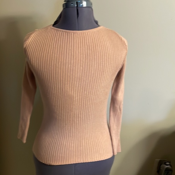 No Brand sweater. - Picture 2 of 3